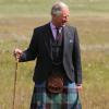 Le prince Charles, duc de Rothesay en Ecosse, en promenade dans les prairies, riches en fleurs rares, en bourdons et en papillons, qui longent la baie de Dunnet, le 5 août 2013.
