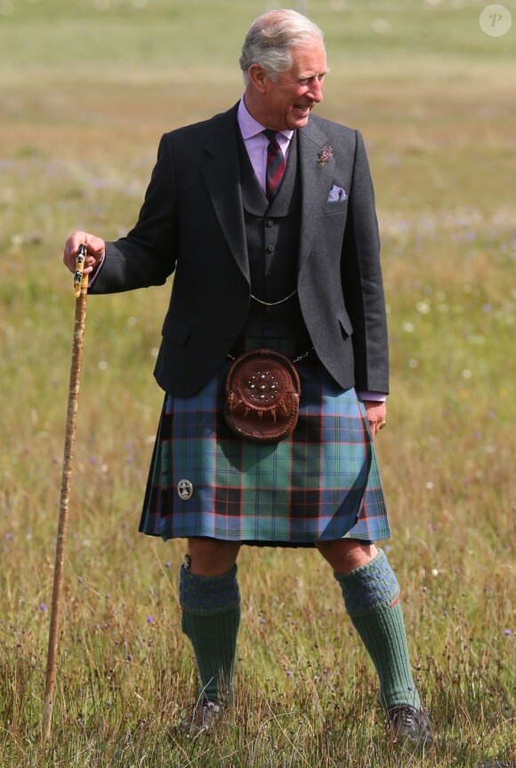 Le prince Charles, duc de Rothesay en Ecosse, en promenade dans les prairies, riches en fleurs rares, en bourdons et en papillons, qui longent la baie de Dunnet, le 5 août 2013.