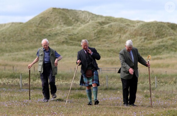 Le prince Charles, duc de Rothesay en Ecosse, en promenade dans les prairies, riches en fleurs rares, en bourdons et en papillons, qui longent la baie de Dunnet, le 5 août 2013.