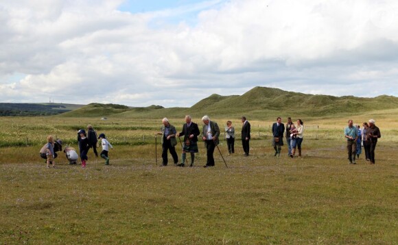 Le prince Charles, duc de Rothesay en Ecosse, en promenade dans les prairies, riches en fleurs rares, en bourdons et en papillons, qui longent la baie de Dunnet, le 5 août 2013.