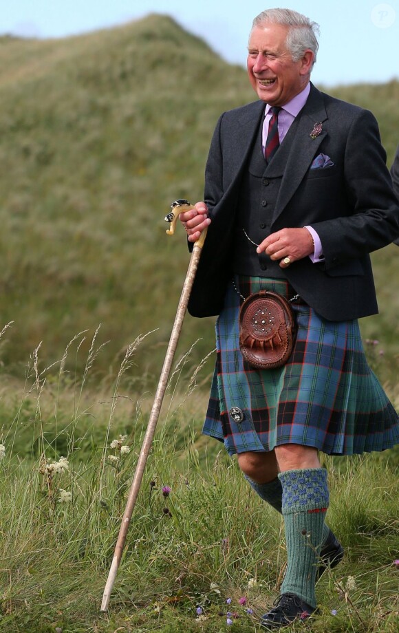 Le prince Charles, duc de Rothesay en Ecosse, en promenade dans les prairies, riches en fleurs rares, en bourdons et en papillons, qui longent la baie de Dunnet, le 5 août 2013.