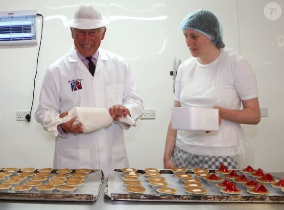 Le prince Charles, duc de Rothesay en Ecosse, a fait un essai à la pâtisserie Reid's, à Thurso, en Ecosse, le 5 août 2013. Pas sûr qu'avec son maniement de la poche à douille, une reconversion soit du gâteau.