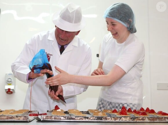 Y a pas quelque chose qui déborde, là ? Le prince Charles, duc de Rothesay en Ecosse, a fait un essai à la pâtisserie Reid's, à Thurso, en Ecosse, le 5 août 2013. Pas sûr qu'avec son maniement de la poche à douille, une reconversion soit du gâteau.