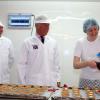 Le prince Charles, duc de Rothesay en Ecosse, a fait un essai à la pâtisserie Reid's, à Thurso, en Ecosse, le 5 août 2013. Pas sûr qu'avec son maniement de la poche à douille, une reconversion soit du gâteau.