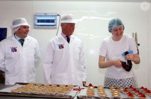 Le prince Charles, duc de Rothesay en Ecosse, a fait un essai à la pâtisserie Reid's, à Thurso, en Ecosse, le 5 août 2013. Pas sûr qu'avec son maniement de la poche à douille, une reconversion soit du gâteau.