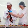 Le prince Charles, duc de Rothesay en Ecosse, a fait un essai à la pâtisserie Reid's, à Thurso, en Ecosse, le 5 août 2013. Pas sûr qu'avec son maniement de la poche à douille, une reconversion soit du gâteau.