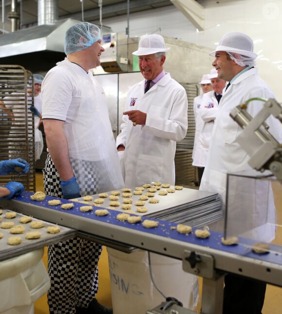 Le prince Charles, duc de Rothesay en Ecosse, a fait un essai à la pâtisserie Reid's, à Thurso, en Ecosse, le 5 août 2013. Pas sûr qu'avec son maniement de la poche à douille, une reconversion soit du gâteau.