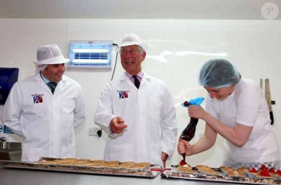 Le prince Charles, duc de Rothesay en Ecosse, a fait un essai à la pâtisserie Reid's, à Thurso, en Ecosse, le 5 août 2013. Pas sûr qu'avec son maniement de la poche à douille, une reconversion soit du gâteau.