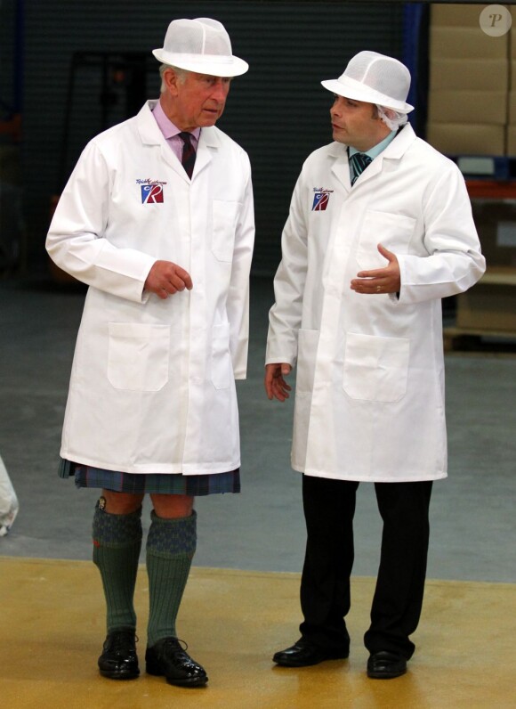 Le prince Charles, duc de Rothesay en Ecosse, a fait un essai à la pâtisserie Reid's, à Thurso, en Ecosse, le 5 août 2013. Pas sûr qu'avec son maniement de la poche à douille, une reconversion soit du gâteau.
