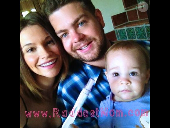 Lisa et Jack Osbourne posent avec leur fille Pearl pour annoncer la deuxième grossesse de la jeune femme sur Raddest Mom, le 6 août 2013.
