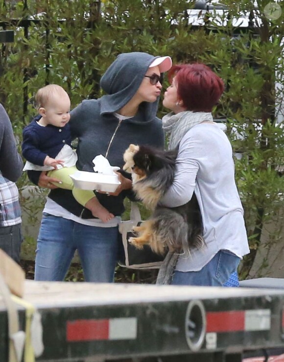 Exclusif - Jack Osbourne, sa femme Lisa Stelly et leur fille Pearl se rendent chez la mère de Jack, Sharon Osbourne, à Los Feliz, le 5 avril 2013.