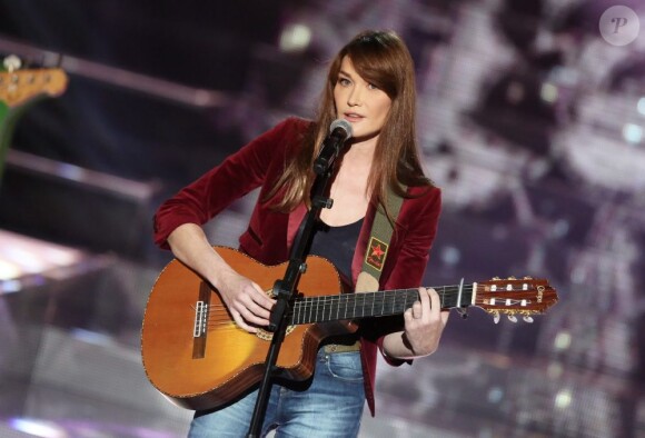 Carla Bruni sur le plateau de Tout pour la musique, diffusion le 10 août 2013, sur TF1.
