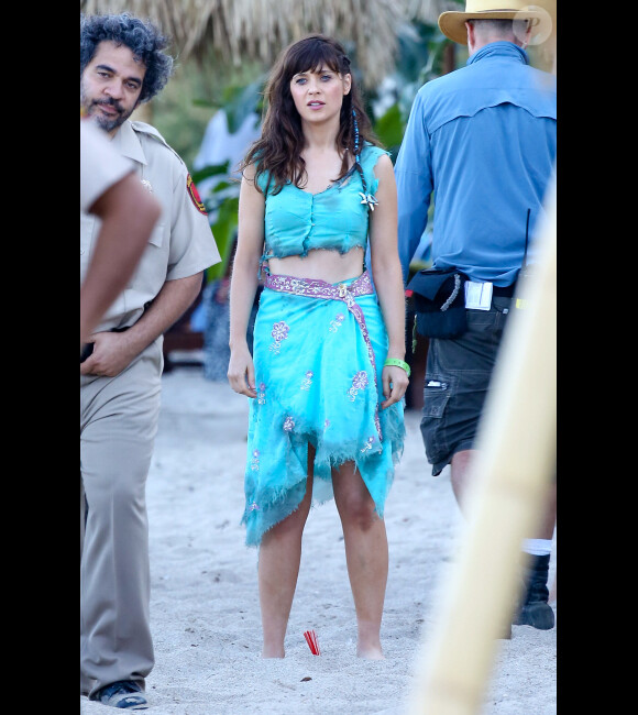 Zooey Deschanel, sur la plage de Malibu, sur le tournage de la saison 3 de New Girl, le mardi 6 août 2013.