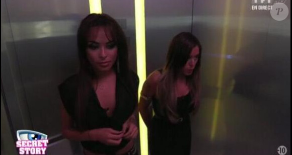 Tara et Anaïs dans l'ascenseur de la Maison des Secrets...