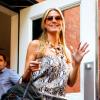 Heidi Klum quitte son hôtel à New York, habillée d'une maxi-robe Marie France Van Damme, d'un sac Valentino et de sandales. Le 6 août 2013.