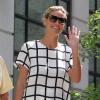 Heidi Klum quitte son hôtel en compagnie de son père Günther, habillée d'un top assorti à sa jupe Tibi, de souliers Saint Laurent d'un sac jaune Hermès. New York, le 7 août 2013.