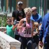 Britney Spears se promène avec ses enfants et sa maman Lynne à Los Angeles, le jeudi 8 août 2013.