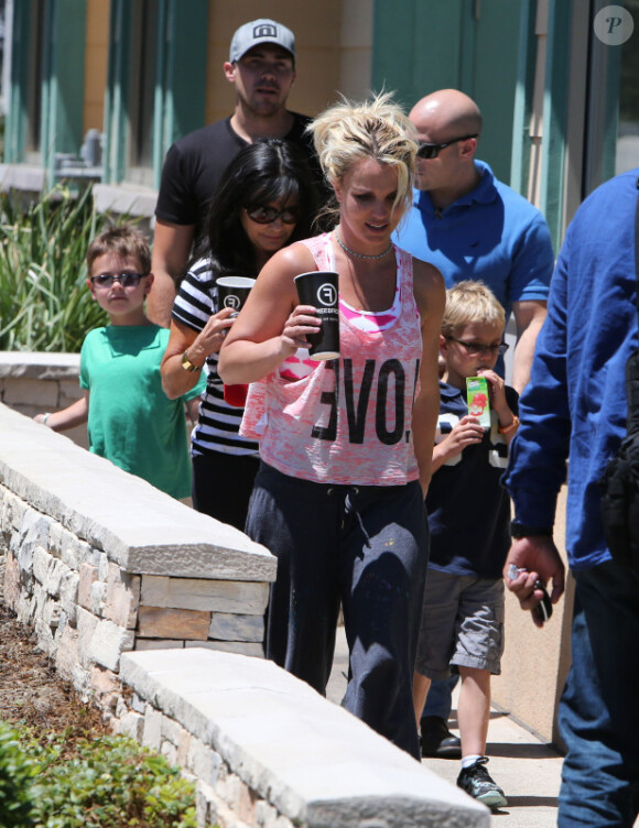 Britney Spears se promène avec ses enfants et sa maman Lynne à Los Angeles, le jeudi 8 août 2013.