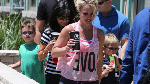 Britney Spears : Look négligé mais sourire radieux pour un resto en famille