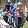 Britney Spears en famille et avec son garde du corps à Los Angeles, le jeudi 8 août 2013.