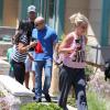 Britney Spears quitte un restaurant avec ses enfants et sa maman Lynne à Los Angeles, le jeudi 8 août 2013.
