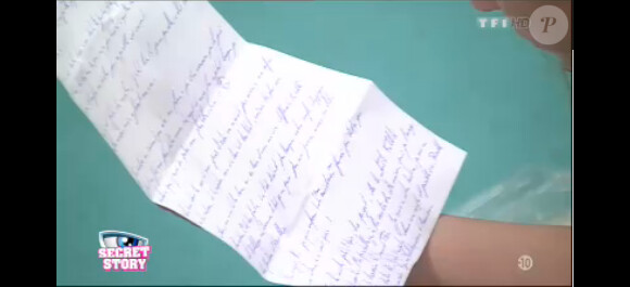 Clara lit la lettre de Gautier dans la quotidienne de Secret Story 7, vendredi 9 août 2013 sur TF1