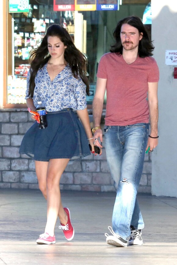 Lana Del Rey et son petit ami Barrie James O'Neill à Los Angeles, le 9 août 2013.