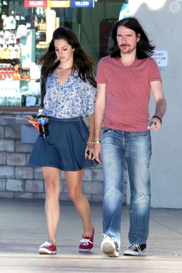 Lana Del Rey se promène avec son petit ami Barrie James O'Neill à Los Angeles, le 9 août 2013.