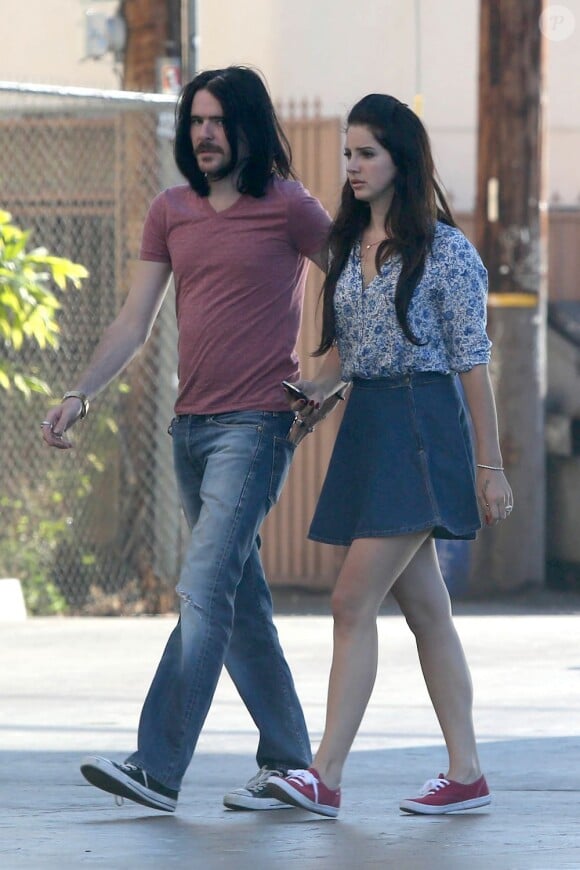 Lana Del Rey et son petit ami Barrie James O'Neill se baladent dans les rues de Los Angeles, le 9 août 2013.