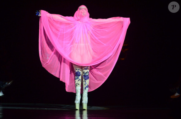 Lady GaGa en burqa rose lors du défilé Philip Treacy le 16 septembre 2012 à Londres.