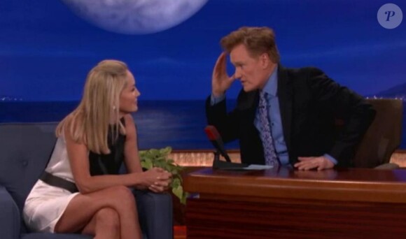 Sharon Stone a rejoué la scène de Basic Instinct sur le plateau de Conan O'Brien, le 8 août 2013.
