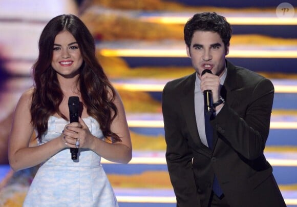 Lucy Hale et Darren Criss présentent les Teen Choice Awards 2013 au Gibson Amphitheater à Los Angeles, le 11 août 2013.