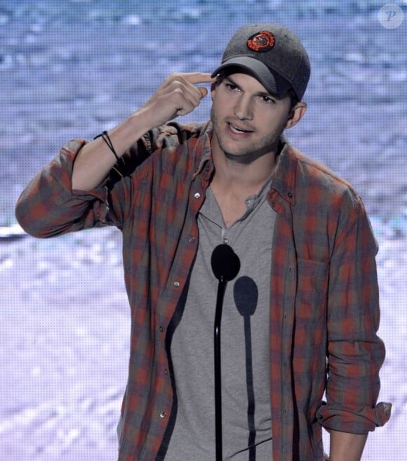 Ashton Kutcher aux 2013 Teen Choice Awards au Gibson Amphitheater à Los Angeles, le 11 août 2013.