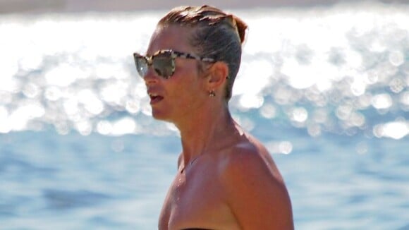 Kate Moss, bientôt 40 ans, assume ses kilos en plus à la plage