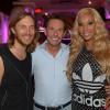 David Guetta et Cathy Guetta en compagnie du maître des lieux Patrick Tartary lors d'une soirée organisée au Gotha Club de Cannes, le 9 août 2013