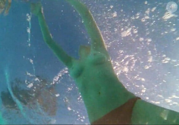 Amanda Seyfried presque nue dans une piscine pour le film Lovelace.