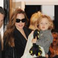  Angelina Jolie sort de chez Gwen Stefani avec son fils Knox Leon Jolie-Pitt, à Londres, le 26 septembre 2011. 
  