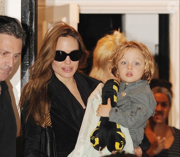 Angelina Jolie sort de chez Gwen Stefani avec son fils Knox Leon Jolie-Pitt, à Londres, le 26 septembre 2011.