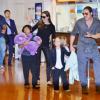 Brad Pitt et Angelina Jolie arrivent à l'aéroport de Tokyo avec 3 de leurs enfants (Pax Thien, Vivienne Marcheline et Knox Leon) à Tokyo, le 27 juillet 2013.