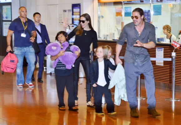 Brad Pitt et Angelina Jolie arrivent à l'aéroport de Tokyo avec 3 de leurs enfants (Pax Thien, Vivienne Marcheline et Knox Leon) à Tokyo, le 27 juillet 2013.