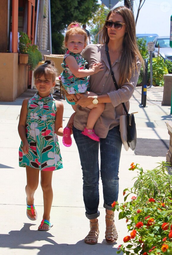 Jessica Alba emmène ses filles Honor et Haven à un anniversaire à Malibu, le 3 août 2013.