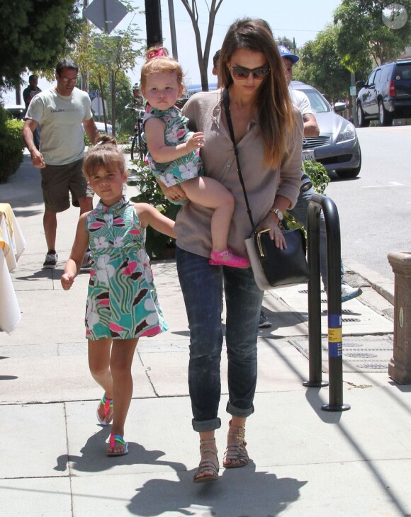Jessica Alba emmène ses filles Honor et Haven à un anniversaire à Malibu, le 3 août 2013.