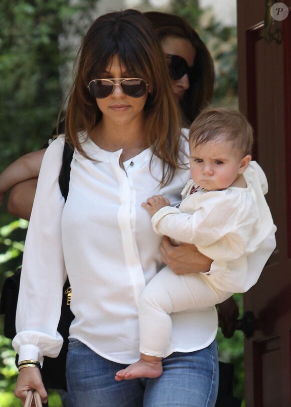 Kourtney Kardashian et sa fille Penelope se promènent dans les rues de Los Angeles. Le 3 juin 2013.