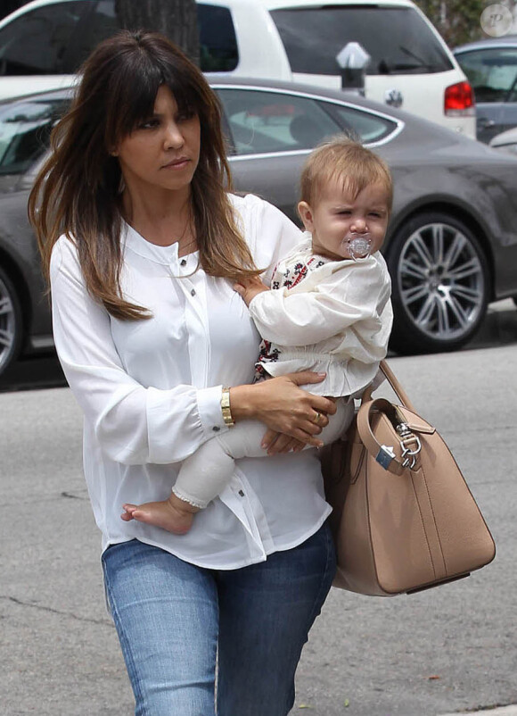Kourtney Kardashian et sa fille Penelope se promènent dans les rues de Los Angeles. Le 3 juin 2013.