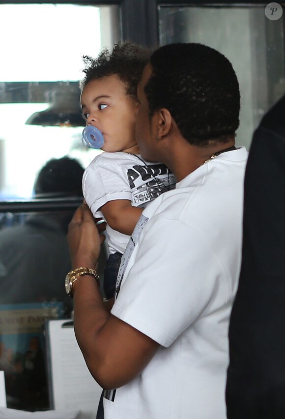 Jay Z, Beyoncé Knowles et leur fille Blue Ivy sont allés déjeuner au restaurant Septime à Paris. Le 25 avril 2013.