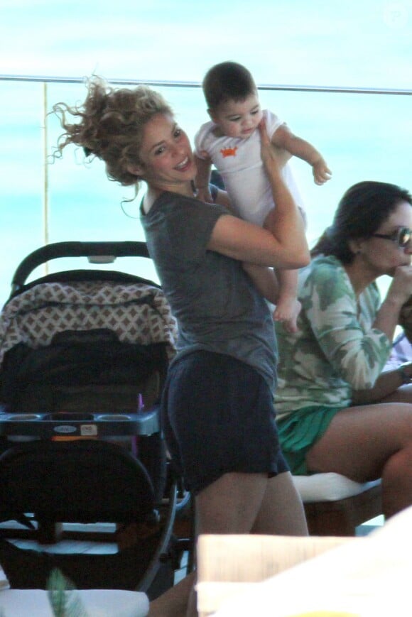 Shakira en vacances avec son fils Milan à Rio de Janeiro, le 2 juillet 2013.