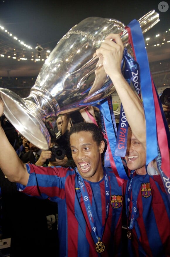 Ronaldinho après avoir décroché la Ligue des Champions face à Arsenal avec le FC Barcelone, à Saint-Denis, le 17 mai 2006
