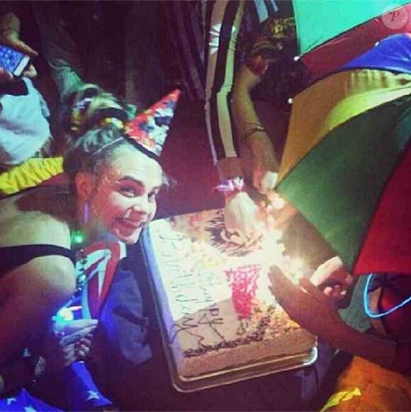 Cara Delevingne et son gâteau d'anniversaire lors de sa soirée déguisée.
