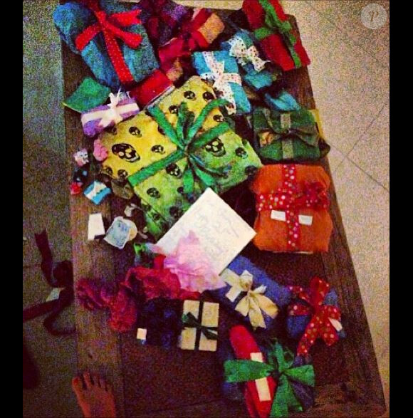 Cara Delevingne, couverte de cadeaux pour son 21e anniversaire.
