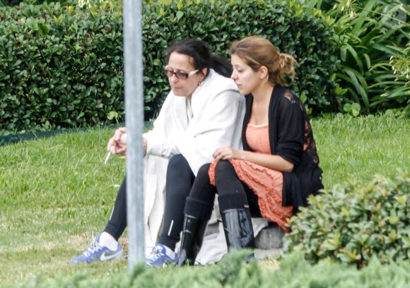 Donna Allemand, et sa soeur ainée, attendent devant l'hôpital où Gia a été hospitalisée, le 14 août 2013 - Gia Allemand est malheureusement décédée